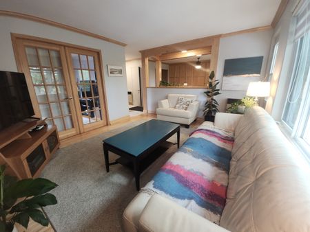Logement lumineux de deux chambres, offert entièrement meublé avec services inclus! - Photo 2