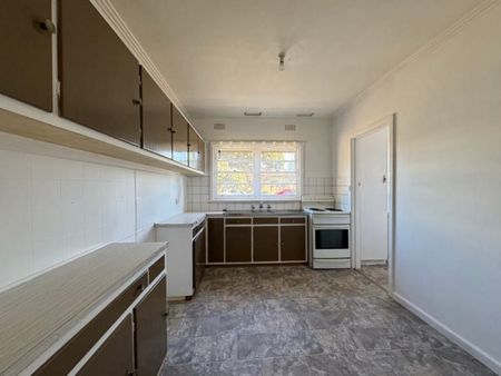 Charming Cranbourne Home: Walk to Centro! - Photo 5