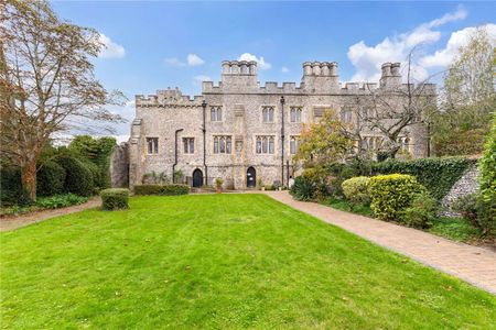 Elegant First-Floor Apartment in Historic Castle Setting. - Photo 4