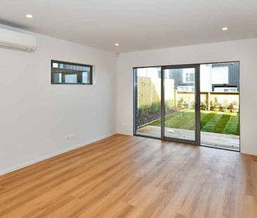 Modern 2 Level 3 Bedroom - Photo 2