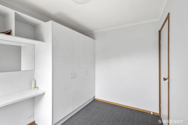 Light filled three bedroom residence in quiet location - Photo 1