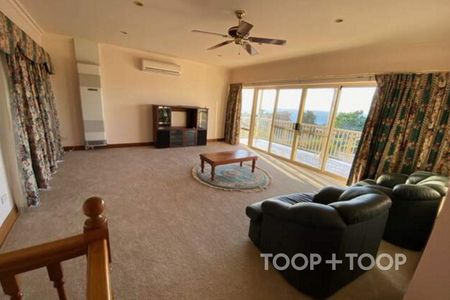 Spacious Coastal Family Home - Photo 4