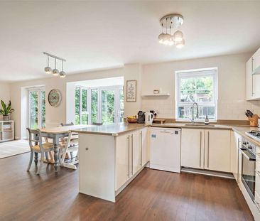 Stylish modern five bedroom family home on Chester cul-de-sac - Photo 2