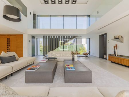 Luxury and design in the most idyllic area of the exclusive Montealina urbanization. - Photo 2