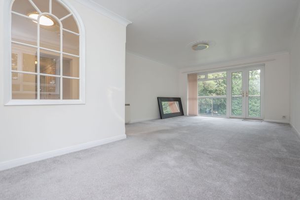 3 bed flat to rent in Western Road, Poole, BH13 - Photo 1