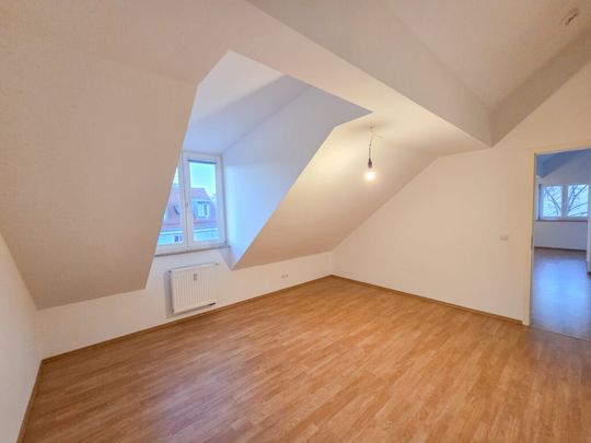 Helle 2-Zimmer-DG-Wohnung mit Tageslichtbad - Foto 1