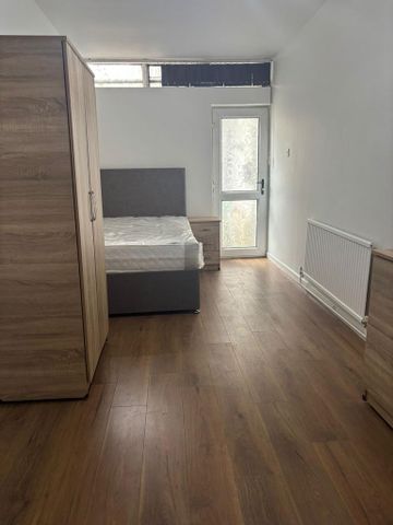 3 bedroom flat to rent - Photo 5