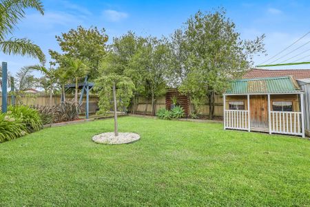 Family-Friendly Home with Solar Panels in an ideal location *Available 28/10/2025 - Photo 2