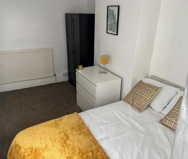 Spacious double rooms in 6 bed house - Photo 3