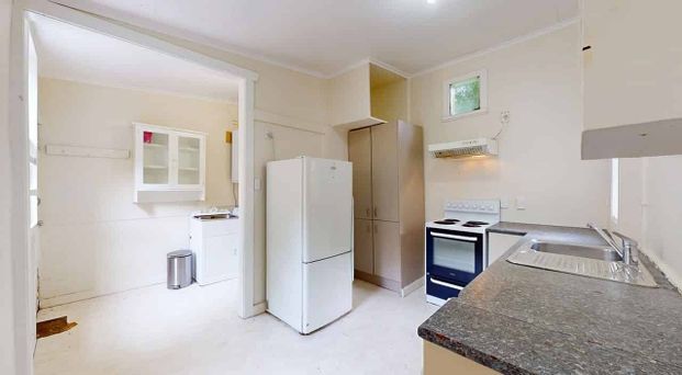 Spacious 5-Bedroom Family Home - Photo 1