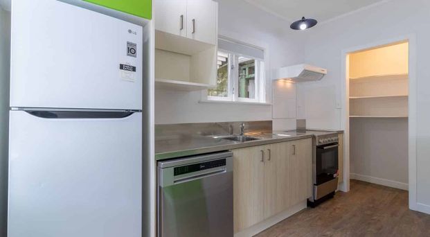 Large five bedroom villa - available 20th Jan - Photo 1