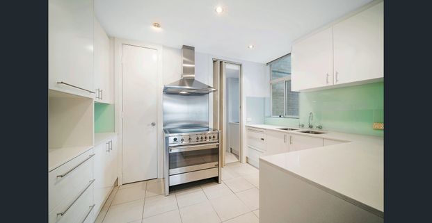 BEAUTIFULLY APPOINTED, SPACIOUS APARTMENT - Photo 1