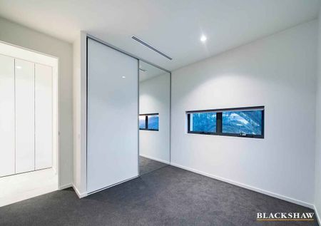 Stylish One-Bedroom in Cosmopolitan Barcelona - Photo 2