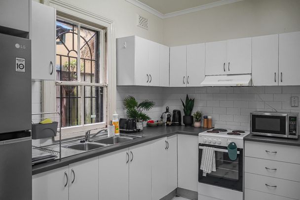 Chippendale - Photo 1