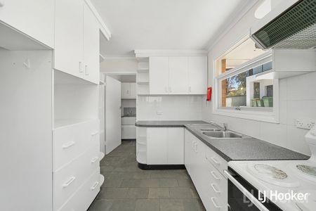 Spacious Three-Bedroom Home - Photo 4