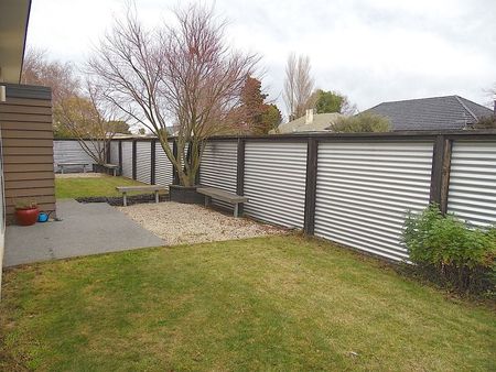 Double glazed home in convenient location. - Photo 3