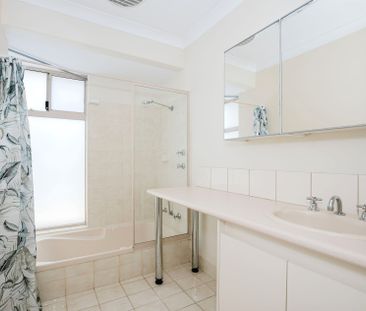 Charming Family Home in Halls Head - Photo 4