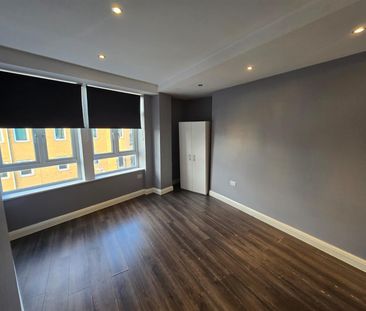 Regarth Avenue, Romford RM1, London - Photo 3