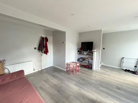 3 bedroom semi-detached house to rent - Photo 2