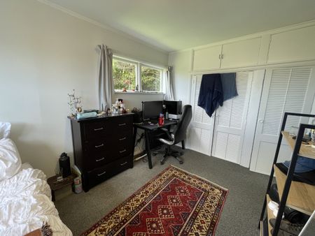 3 Bedrooms in Melrose - Photo 3