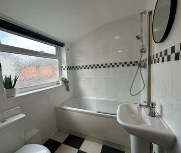 Spacious Bedroom House, LN1 - Photo 4