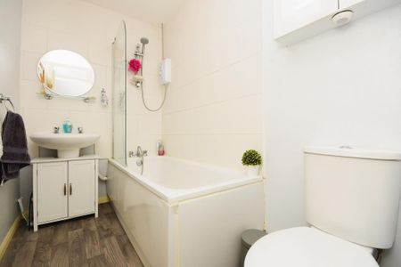 2 bedroom terraced house to rent - Photo 2