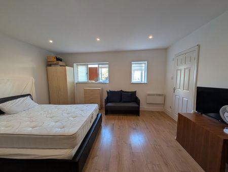 Studio Flat, Wandsworth Road, SW8 - Photo 3