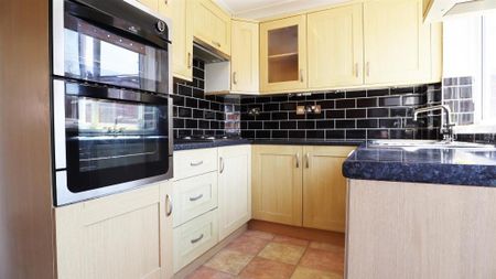 3 bedroom semi-detached house to rent - Photo 5