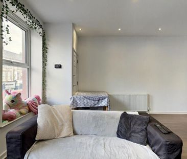 4 bedroom flat to rent - Photo 1