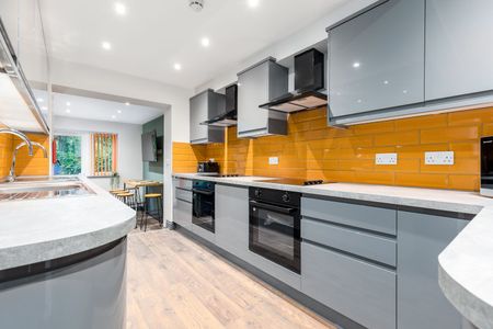 OX Living is proud to present this high-quality 7-bedroom co-living property, perfect for working professionals looking for stylish, stress-free living. Room 5 - Photo 2