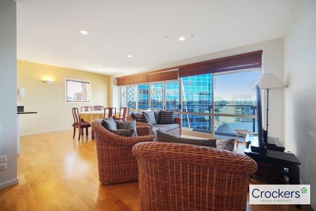 Spacious 3 bedroom 2 Bathroom apartment with amazing views and carpark . - Photo 2