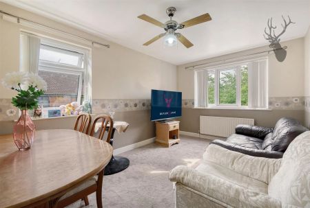 2 Bedroom Flat - Purpose Built - Photo 3