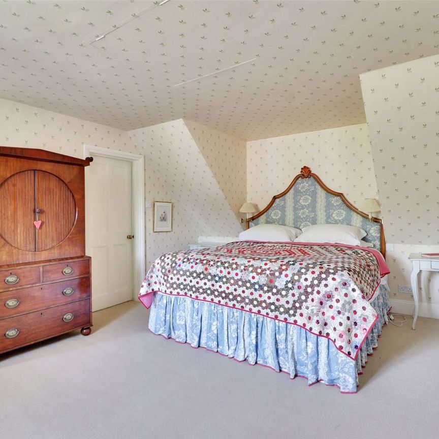 An exceptional 5 bedroom farmhouse set in a stunning, private location, with guest cottage and breath taking views of the South Downs and surrounding countryside. - Photo 1