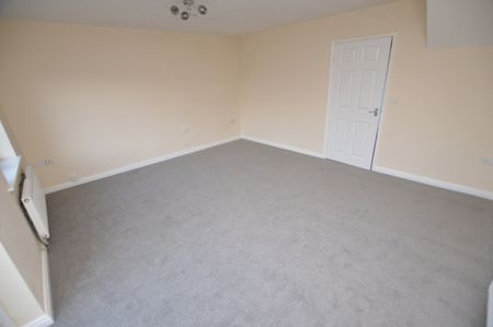 3 Bedroom Semi-Detached House - Photo 3