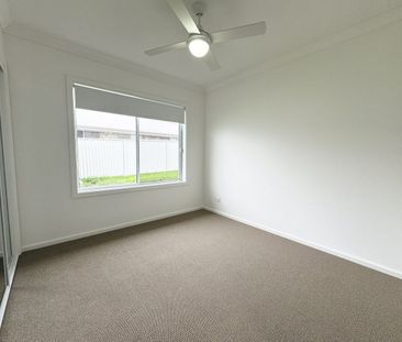 Move in ready bright spacious four bedroom home - Photo 4