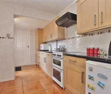 Knaphill, Woking, GU21 - Photo 3