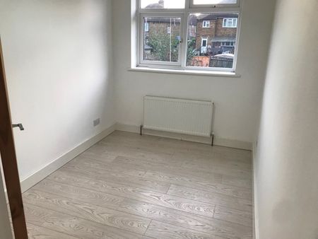 3 Bed Semi-Detached House, Sibthorpe Road, SE12 - Photo 2