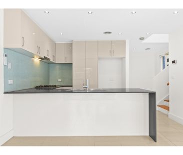 THREE BEDROOM TOWNHOUSE IN EXCELLENT LOCATION - Photo 6