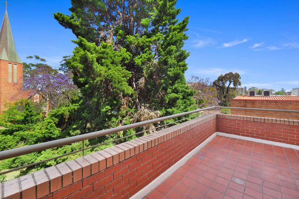 2 Story Apartment within walking distance to Epping train Station! - Photo 1