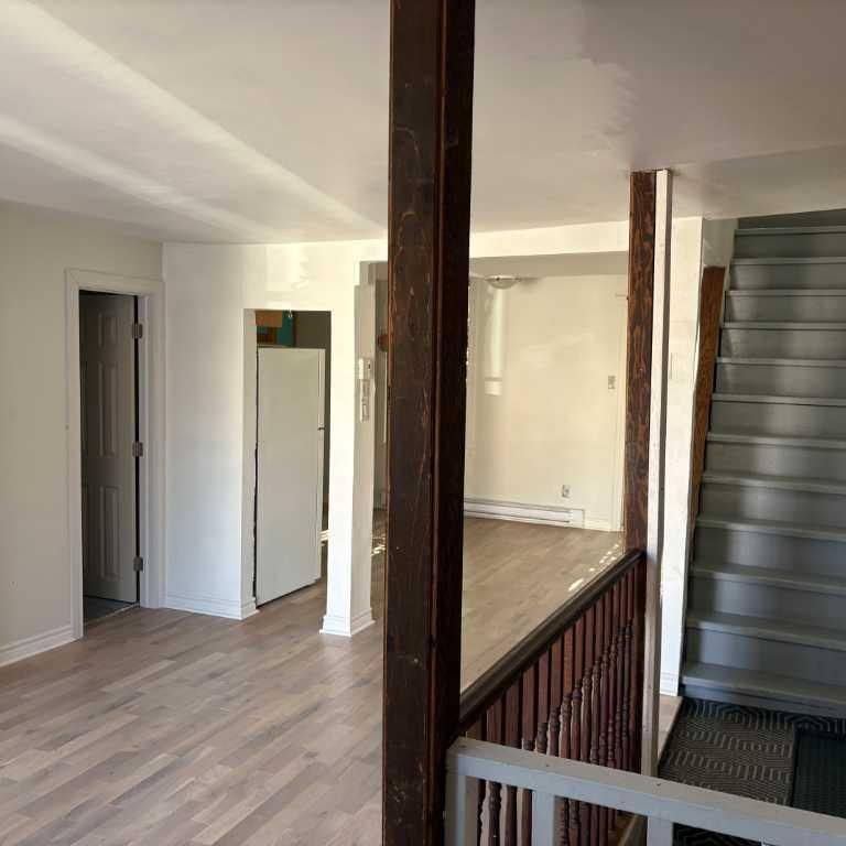 Appartement ensoleillé sur 2 étages/ Sunny 2 storey apartment. - Photo 1