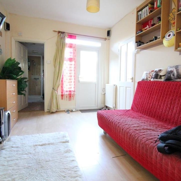 Vicarage Farm Road, Hounslow - Photo 1