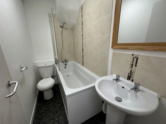 Room in a Shared House, Frederick Grove, NG7 - Photo 1