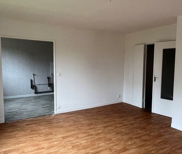 En copropriété, au 2ème d'une résidence avec ascenseur, nous vous proposons en location un appartement de type 4 comprenant un séjour avec une cuisine semi-ouverte, 3 chambres fermées, une salle de bain avec baignoire et un wc séparé. - Photo 3