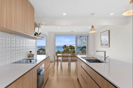 Great family home with superb coastal views! - Photo 3
