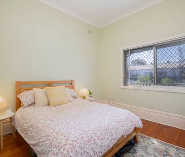 Charming Hamilton Classic in a Prime Location - Photo 6