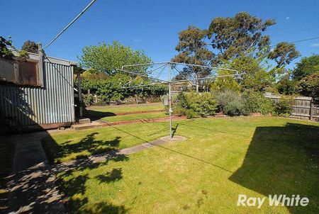 Perfect family home - 6 month lease only - Photo 2