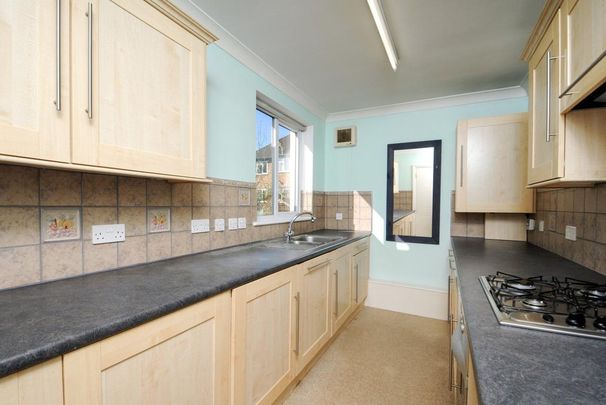 Springbank, Winchmore Hill N21 - Photo 1