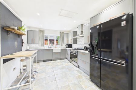 5 bedroom House in Grange Road, Camberley - Photo 5