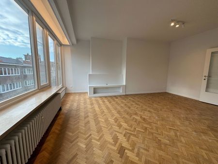 Ruim en volledig vernieuwd appartement met garage en kelder. - Photo 4