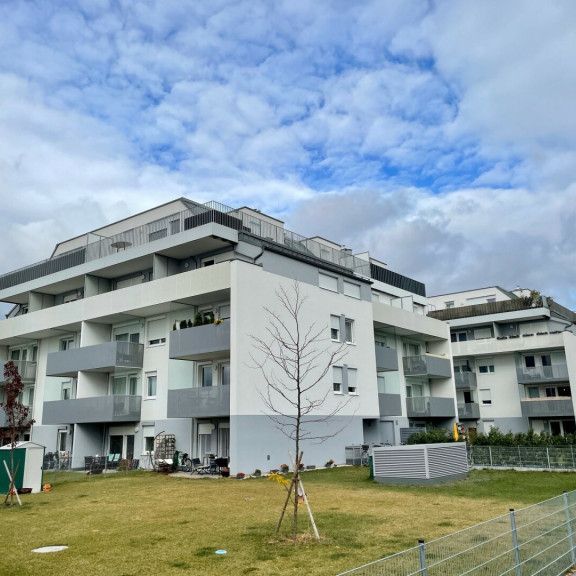 2-Zimmer mit großer Terrasse! BLICK RICHTUNG SCHNEEBERG! inkl. Küche, Parkettboden, Kellerabteil, uvm. - *Garagenanmietung möglich* - Photo 1